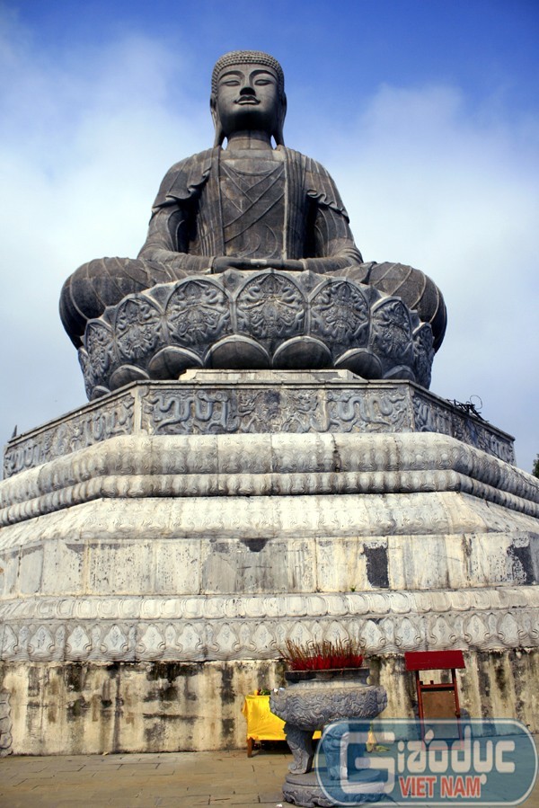 Để hoàn thành công trình có tầm cỡ khu vực như Đại Phật tượng trên núi thiêng ở Bắc Ninh, hàng trăm người thợ của làng đá Ninh Vân, Ninh Bình đã mất 4 năm thi công với rất nhiều khó khăn về địa hình đồi núi của núi Phật tích.